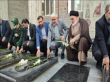 عطرافشانی مزار مطهر شهدای شهرستان بهارستان به مناسبت هفته بسیج