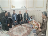 عیادت فرماندار بهارستان از یکی از جانبازان حملات تروریستی أخیر
