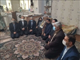دیدار معاون هماهنگی امور اقتصادی استانداری و سرپرست فرمانداری بهارستان با یک مادر مکرمه شهید و یک خانواده چهار معلول