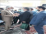حضور در نماز جمعه  گلستان و ارتباط چهره به چهره عبداله نوحی فرماندار شهرستان بهارستان با مردم بعد از اقامه نماز
