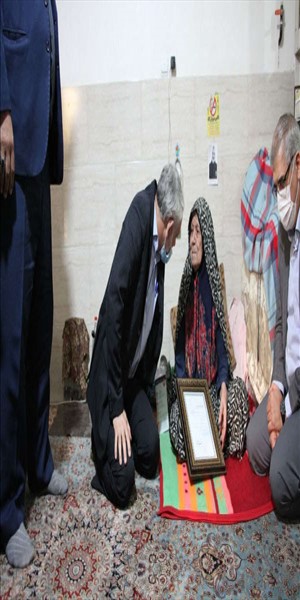 دیدار فرماندار بهارستان با ۸ خانواده