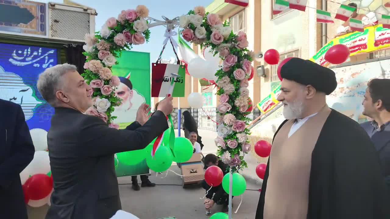 نواختن زنگ انقلاب اسلامی توسط عبدالحمید شرفی فرماندار بهارستان