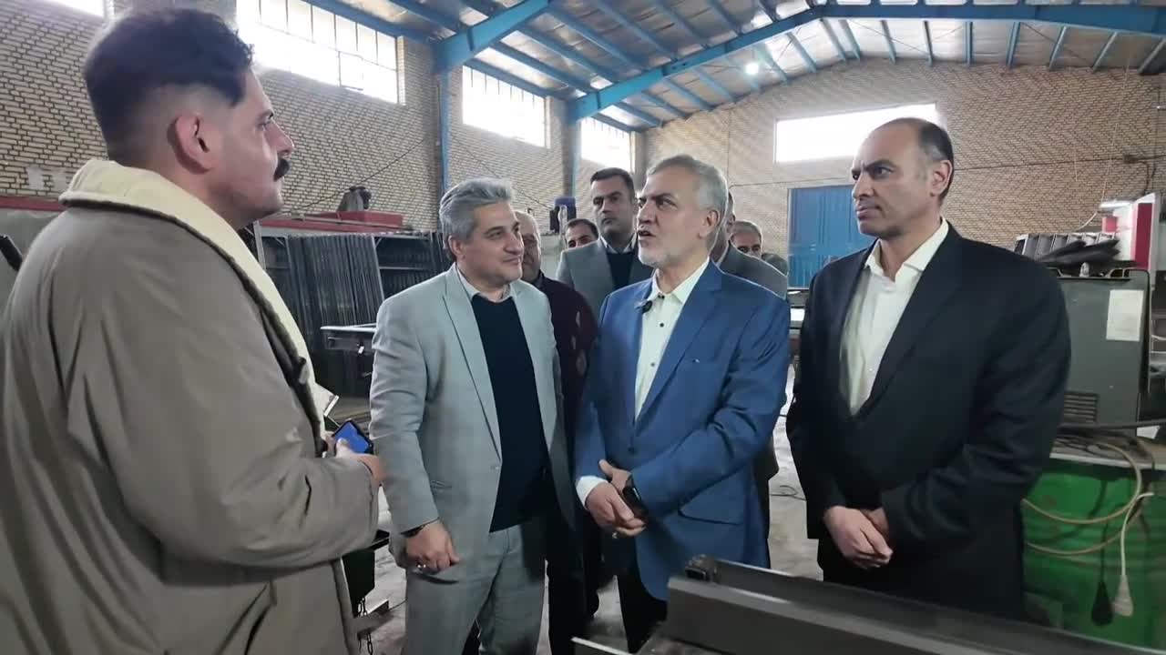  بازدید عبدالحمید شرفی فرماندار بهارستان از روند تولید درب های ضد سرقت