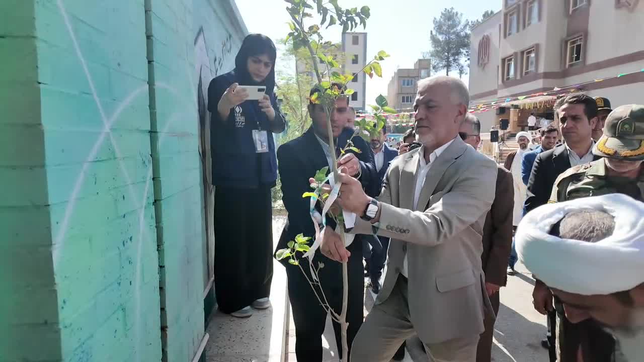 کاشت نهال  به یاد شهدای دانش‌آموز مدرسه  میناب در بهارستان