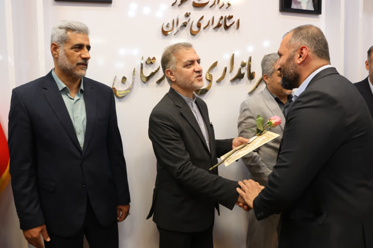 آیین تجلیل از کارگران نمونه توسط عبدالحمید شرفی فرماندار بهارستان